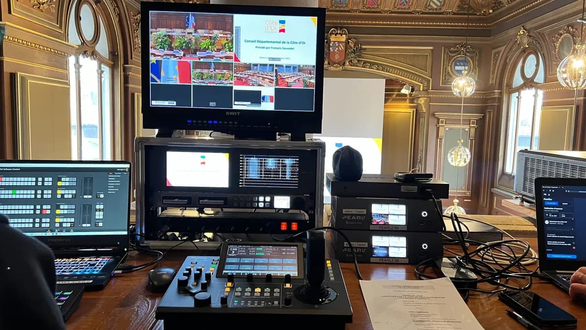 Régie vidéo Webcastor installée dans une salle du Conseil Départemental pour la captation d'une assemblée institutionnelle