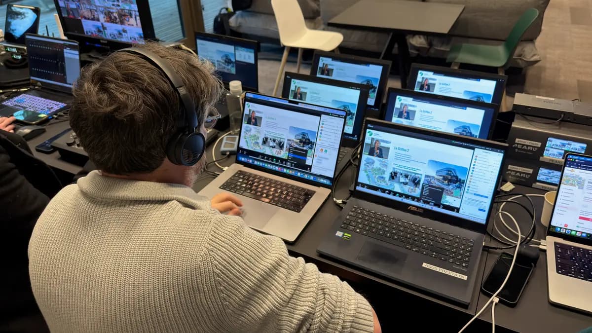 Technicien Webcastor au casque monitoring la diffusion multi-langue en direct sur plusieurs écrans
