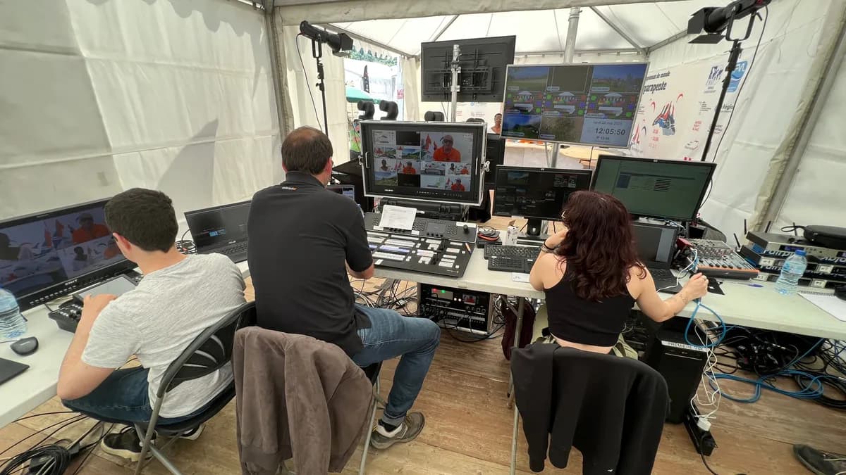 Équipe Webcastor en régie multicaméra lors d'une réalisation en direct sur plateau studio