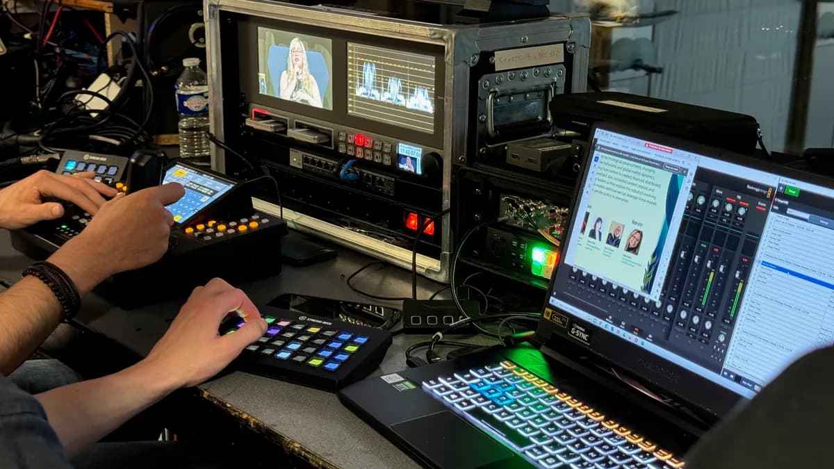 Technicien Webcastor pilotant la régie d'un événement hybride avec stream deck et diffusion simultanée présentiel-digital